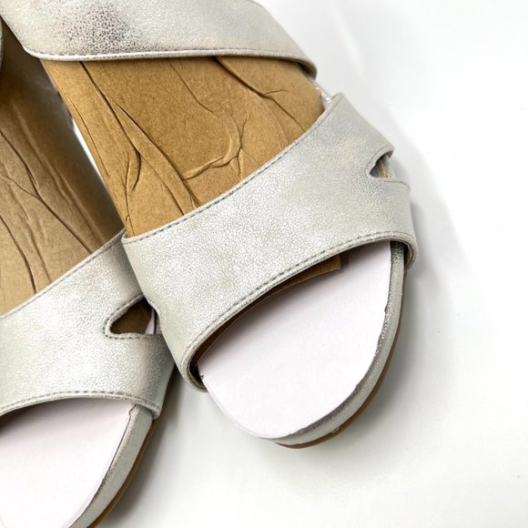 9W 9 WIDE Lifestride Mega Silver Metallic Faux Vegan Leather Dress Sandals Heels - Picture 5 of 14